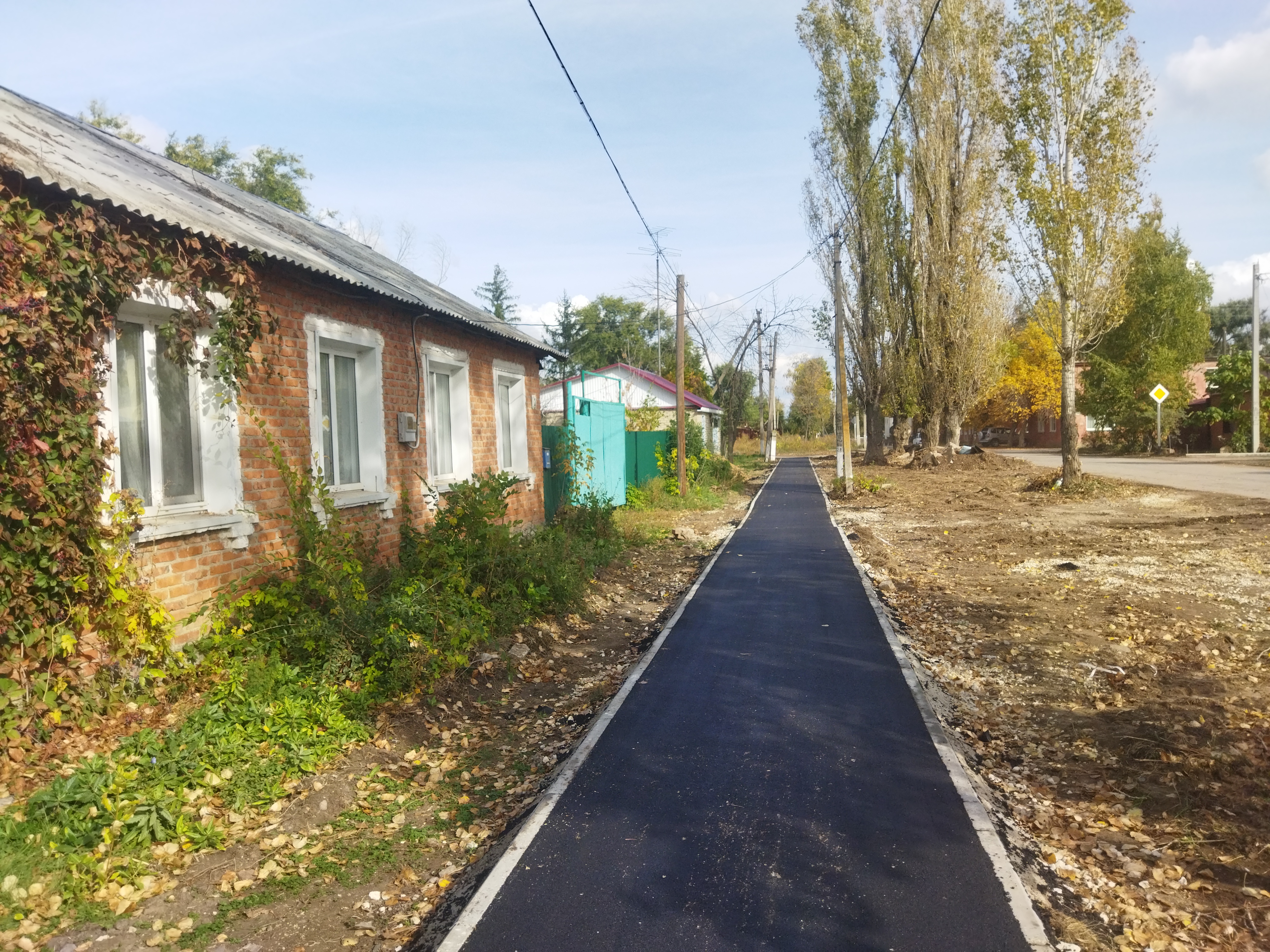 Село Мокроусское Свердловская область. Асфальтирование дорожек во дворе Троицк Челябинская область.