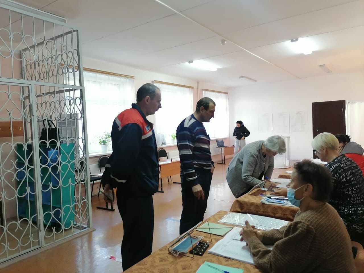 Индекс села первомайского. Федоровский район село Первомайское. Село Первомайское Федоровского района Саратовской области. Село Мокроус Саратовской области. Собрание в селе голосование.